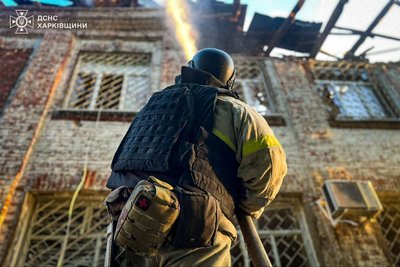 Рятувальник гасить пожежу у Великому Бурлуку Рятувальник гасить пожежу у Великому Бурлуку