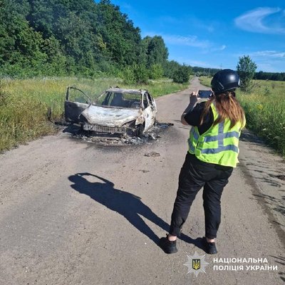Поліцейська працює на місці удару FPV-дрона у Старосалтівській громаді