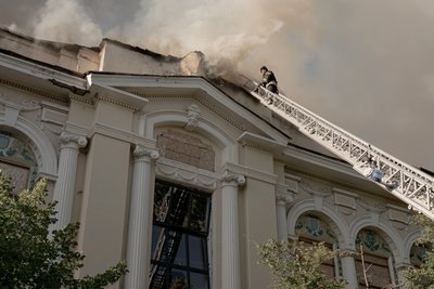 Харківський художній музей горить після влучання РФ Харківський художній музей горить після влучання РФ