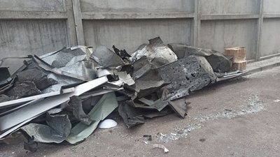 "Головне, що всі живі": кияни прибирають пошкоджені "Шахедом" квартири