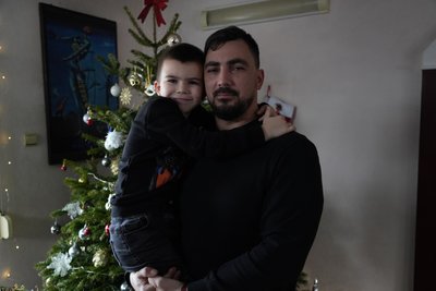 "Диво, що тато вдома". Військовий з Дніпра вперше за чотири роки зустрів Новий рік з родиною "Диво, що тато вдома". Військовий з Дніпра вперше за чотири роки зустрів Новий рік з родиною