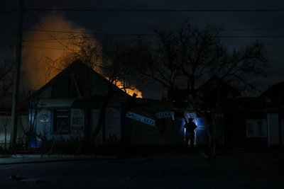 Наслідки удару КАБом по будинку в Херсоні увечері 14 березня 2025 року