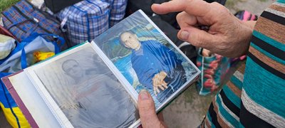 Евакуація люди допомога волонтери жителька Мирнограда Людмила показує світлини зі свого сімейного альбома Мирноград Донецька область 21 серпня 2024 рік Евакуація люди допомога волонтери жителька Мирнограда Людмила показує світлини зі свого сімейного альбома Мирноград Донецька область 21 серпня 2024 рік