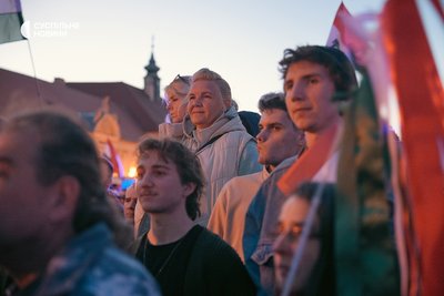 Люди слухають опозиціонера Петера Мадяра, який приїхав на передвиборчий мітинг у містечко Вац за 30 км від Будапешта. Угорщина, 7 квітня 2026 року