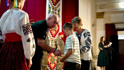 Нагорода Романа Яцкова, син Юрій і матір Леся, родини загиблих бійців 44-ої артбригади Нагорода Романа Яцкова, син Юрій і матір Леся, родини загиблих бійців 44-ої артбригади