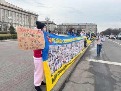 "Нас тримає віра, що кожен повернеться": у Черкасах відбулася акція на підтримку полонених "Нас тримає віра, що кожен повернеться": у Черкасах відбулася акція на підтримку полонених