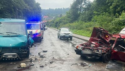 На Тернопільщині зіткнулися автомобілі: водійку з машини витягували рятувальники На Тернопільщині зіткнулися автомобілі: водійку з машини витягували рятувальники
