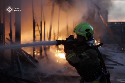 Дронова атака на Київ: уламки впали в кількох районах, виникли пожежі Дронова атака на Київ: уламки впали в кількох районах, виникли пожежі