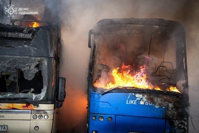 РФ атакувала автопарк і санаторій в Одесі: серед чотирьох травмованих — дитина РФ атакувала автопарк і санаторій в Одесі: серед чотирьох травмованих — дитина
