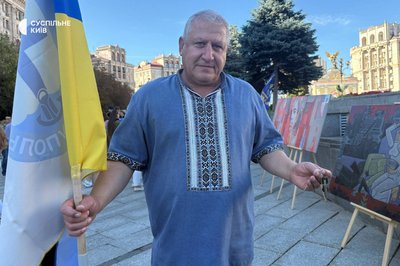 Маріупольці у центрі Києва створили інсталяцію із ключами від своїх домівок Маріупольці у центрі Києва створили інсталяцію із ключами від своїх домівок