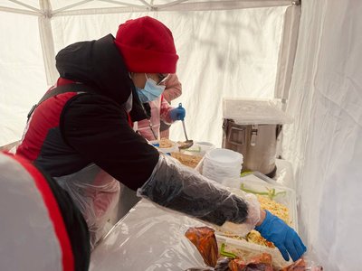 Годують і підтримують: у Черкасах "Червоний Хрест" роздавав безоплатні обіди Годують і підтримують: у Черкасах "Червоний Хрест" роздавав безоплатні обіди