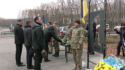 1000 днів повномасштабного вторгнення РФ. У кропивнциькому вшановують загиблих військових 1000 днів повномасштабного вторгнення РФ. У кропивнциькому вшановують загиблих військових