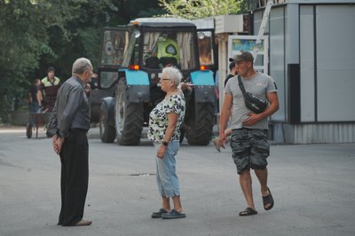 Люди на місці російського влучання по Харкову в Слобідському районі, 7 липня 2025 року Люди на місці російського влучання по Харкову в Слобідському районі, 7 липня 2025 року
