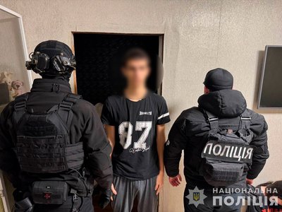 Шантажем змушували пенсіонерів купувати БАДи: жителів Дніпропетровщини підозрюють у керуванні шахрайськими кол-центрами Шантажем змушували пенсіонерів купувати БАДи: жителів Дніпропетровщини підозрюють у керуванні шахрайськими кол-центрами