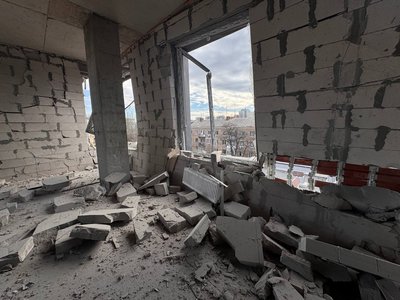 "Бігли роздягнені на парковку" — мешканка багатоповерхівки у Дніпрі, куди влучив дрон РФ