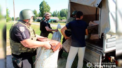 З прикордонного села Костобобрів на Чернігівщині поліцейські допомагають родині евакуюватися З прикордонного села Костобобрів на Чернігівщині поліцейські допомагають родині евакуюватися