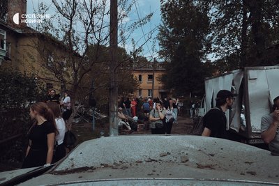 "Він живий?" Репортаж з-під будинку в Києві, де через ракетний удар загинуло 12 людей "Він живий?" Репортаж з-під будинку в Києві, де через ракетний удар загинуло 12 людей