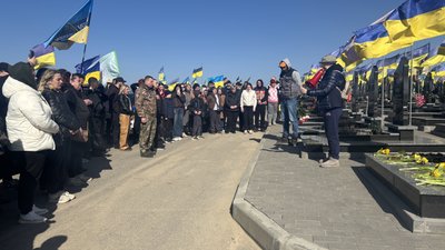 Учасники автопробігу до Дня добровольця вшанували пам'ять загиблих військових на 18 кладовищі, 14 березня 2026 року Учасники автопробігу до Дня добровольця вшанували пам'ять загиблих військових на 18 кладовищі, 14 березня 2026 року