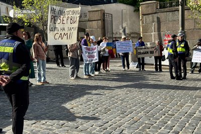 У Києві мітингували за чіткі терміни служби та на підтримку військовополонених У Києві мітингували за чіткі терміни служби та на підтримку військовополонених