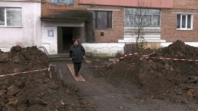 У селі на Вінниччині ремонт водогону паралізував під’їзди та двір багатоповерхівки: у чому причина У селі на Вінниччині ремонт водогону паралізував під’їзди та двір багатоповерхівки: у чому причина