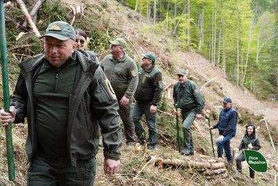 Присвятили загиблим захисникам-лісівникам: у Тячівському районі висадили "Ліс пам'яті" Присвятили загиблим захисникам-лісівникам: у Тячівському районі висадили "Ліс пам'яті"