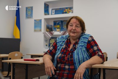 Працівниця ліцею імені Василя Сухомлинського у Єдинцях Світлана за партою у класі української мови, Молдова, 24 вересня 2025 року Працівниця ліцею імені Василя Сухомлинського у Єдинцях Світлана за партою у класі української мови, Молдова, 24 вересня 2025 року