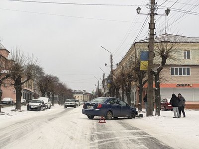 Розчищають дороги та тротуари: на Черкащині долають наслідки хуртовини Розчищають дороги та тротуари: на Черкащині долають наслідки хуртовини
