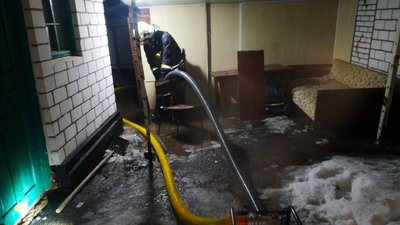 На Кіровоградщині рятувальники 120 разів відкачували воду з підвалів та дворів На Кіровоградщині рятувальники 120 разів відкачували воду з підвалів та дворів