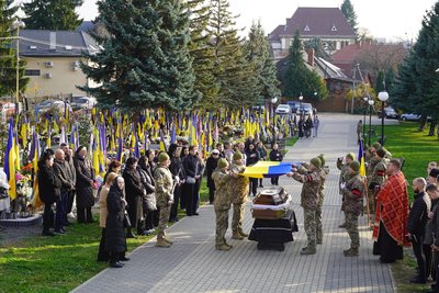 В Ужгороді попрощалися із загиблим захисником Владиславом Діусом В Ужгороді попрощалися із загиблим захисником Владиславом Діусом