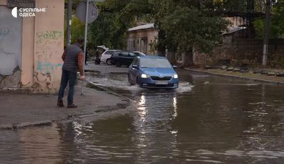 "Там все залито": як жителі Пересипського району Одеси добираються в інші частини міста "Там все залито": як жителі Пересипського району Одеси добираються в інші частини міста