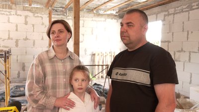 "Було дуже важко пережити це": будинок родини Сухан у Рівному відбудовують після влучання російського дрона "Було дуже важко пережити це": будинок родини Сухан у Рівному відбудовують після влучання російського дрона
