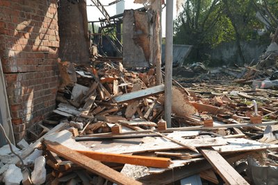 Допомагали вибратися через вікно: у Сумах КАБи знищили столярний цех та пошкодили оселі, є поранені Допомагали вибратися через вікно: у Сумах КАБи знищили столярний цех та пошкодили оселі, є поранені