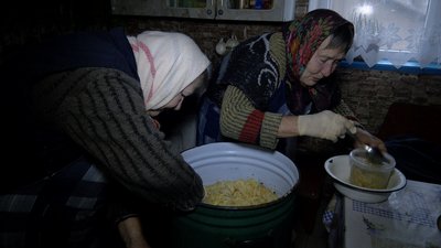 "Нехай поїдять і згадають наше тепло": на Вінниччині сестри готують домашні страви для оборонців "Нехай поїдять і згадають наше тепло": на Вінниччині сестри готують домашні страви для оборонців