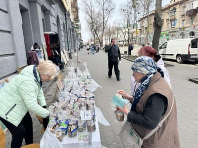 У Полтаві волонтери продають паски, щоб купити авто для військових У Полтаві волонтери продають паски, щоб купити авто для військових