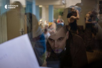 Військовий, який потрапив у список звільнених з російського полону у перший день великого обміну, дивиться фотографії інших військових, яких досі шукають їхні родичі Військовий, який потрапив у список звільнених з російського полону у перший день великого обміну, дивиться фотографії інших військових, яких досі шукають їхні родичі