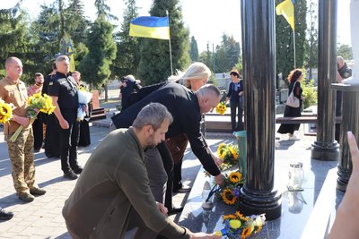 акція пам’яті, соняшники, покладання квітів акція пам’яті, соняшники, покладання квітів