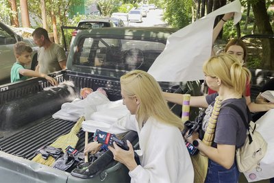 Волонтери прийшли прибирати наслідки російської атаки в багатоповерхівці Чернівців. 13 липня 2025 року Волонтери прийшли прибирати наслідки російської атаки в багатоповерхівці Чернівців. 13 липня 2025 року