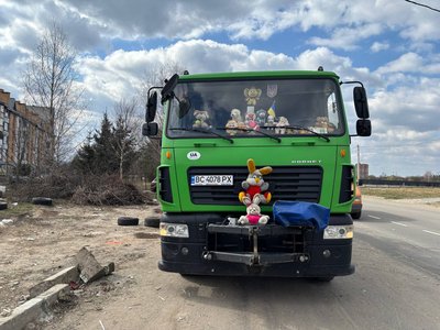 "Я у дитинстві не мав багато іграшок": у Дрогобичі водій сміттєвоза прикрашає авто знайденими іграшками "Я у дитинстві не мав багато іграшок": у Дрогобичі водій сміттєвоза прикрашає авто знайденими іграшками