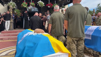 «В них було все разом»: у Козині попрощалися з двоюрідними братами, які загинули на Харківщині «В них було все разом»: у Козині попрощалися з двоюрідними братами, які загинули на Харківщині