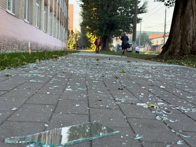 Розсипане скло від вибитих вікон після обстрілу Хмельницького Розсипане скло від вибитих вікон після обстрілу Хмельницького