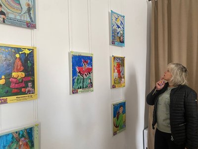 "Життя без зупинок": у Вінниці відкрилася виставка малюнків дітей з Херсона "Життя без зупинок": у Вінниці відкрилася виставка малюнків дітей з Херсона