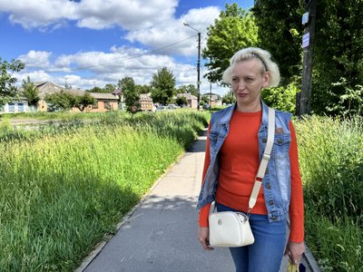 "Скоро вище мене буде": чому в Полтаві не встигають косити траву