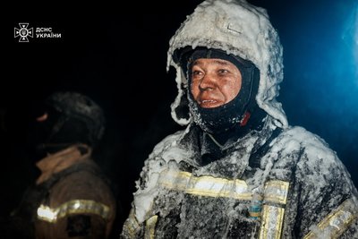 Обледенілий шолом: історія фото рятувальника з Полтавщини Обледенілий шолом: історія фото рятувальника з Полтавщини