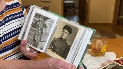 Лілія Сіра показує фото свого батька Лілія Сіра показує фото свого батька