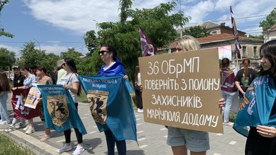 Люди з плакатами на мирній акції протесту з підтримки полонених та безвісти зниклих Люди з плакатами на мирній акції протесту з підтримки полонених та безвісти зниклих