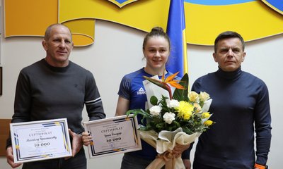 Винагороду отримали чемпіонка Європи з вільної боротьби Ірина Бондар та її тренер Михайло Христософ Винагороду отримали чемпіонка Європи з вільної боротьби Ірина Бондар та її тренер Михайло Христософ