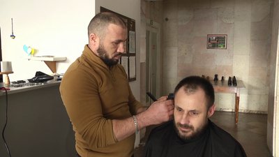 Віталій і ветеран під час стрижки волосся Віталій і ветеран під час стрижки волосся