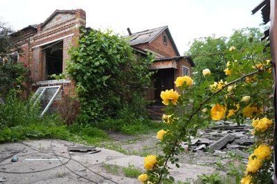 Розбитий внслідок російського удару будинок в Осколі на Харківщині, червень 2026 року Розбитий внслідок російського удару будинок в Осколі на Харківщині, червень 2026 року