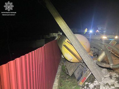Водій вантажівки з нечистотами в Рівному в'їхав в електроопору та паркан. Він був у стані наркотичного сп'яніння Водій вантажівки з нечистотами в Рівному в'їхав в електроопору та паркан. Він був у стані наркотичного сп'яніння