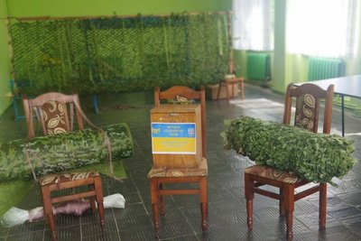 На Житомирщині волонтери Чуднівської громади за рік виготовили понад 100 маскувальних сіток для військових На Житомирщині волонтери Чуднівської громади за рік виготовили понад 100 маскувальних сіток для військових